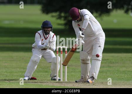 Amateur Cricket wie Birkenhead St Mary's Cricket Club Gastgeber Merseyside Commonwealth Conference Cricket Club in Birkenhead Park am Samstag, 1. August 20. Stockfoto