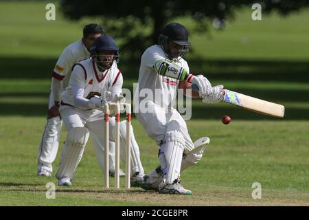 Amateur Cricket wie Birkenhead St Mary's Cricket Club Gastgeber Merseyside Commonwealth Conference Cricket Club in Birkenhead Park am Samstag, 1. August 20. Stockfoto