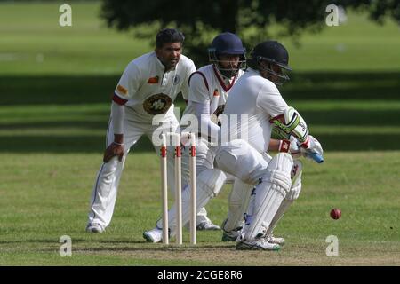 Amateur Cricket wie Birkenhead St Mary's Cricket Club Gastgeber Merseyside Commonwealth Conference Cricket Club in Birkenhead Park am Samstag, 1. August 20. Stockfoto