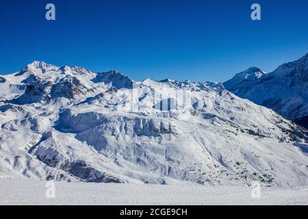 Blick auf die Berge oberhalb von Champagny en Vanoise, Trois Vallees Stockfoto