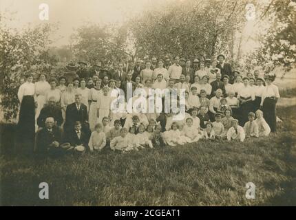 Antikes c1900-Foto, große Gruppe von Menschen bei einem Field Day Event am Canton Point in Canton, Massachusetts, USA. QUELLE: ORIGINALFOTO Stockfoto