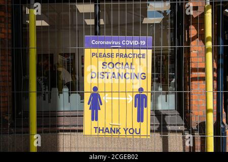 Maidenhead, Berkshire, Großbritannien. September 2020. Ein soziales Distanzierungszeichen im Stadtzentrum. Die Zahl der Fälle positiver Covid-19-Tests im Royal Borough of Maidenhead and Windsor ist in den letzten 24 Stunden um 10 Fälle gestiegen. Aufgrund einer Anschwellung neuer Fälle in verschiedenen Teilen Englands wurden von der Regierung ab Montag nächster Woche neue Beschränkungen auferlegt, wonach nur sechs Personen sich jetzt gemeinsam unterhalten dürfen. Es gibt einige begrenzte Ausnahmen. Quelle: Maureen McLean/Alamy Stockfoto