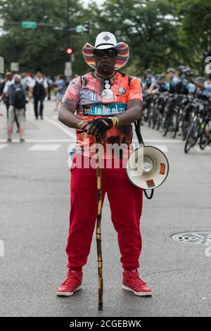 Chicago, USA. 2. Aug. 2018. Spät am Tag protestiert ein Mann bei der BLM gegen Waffengewalt, die den Lake Shore Drive stillgelegt hat. Stockfoto