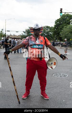 Chicago, USA. 2. Aug. 2018. Spät am Tag protestiert ein Mann bei der BLM gegen Waffengewalt, die den Lake Shore Drive stillgelegt hat. Stockfoto