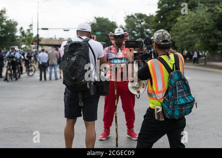 Chicago, USA. 2. Aug. 2018. Spät am Tag protestiert ein Mann bei der BLM gegen Waffengewalt, die den Lake Shore Drive stillgelegt hat. Stockfoto