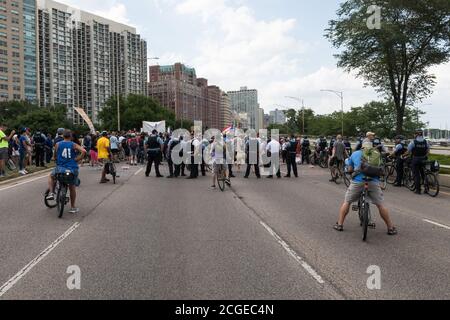 Chicago, USA. 2. Aug. 2018. Spät am Tag wurde der Lake Shore Drive während eines BLM-Protests gegen Waffengewalt geschlossen. Stockfoto