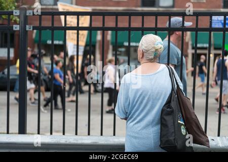 Chicago, USA. 2. Aug. 2018. Spät am Tag marschiert ein BLM-Protest gegen Waffen nach Wrigley Field. Stockfoto