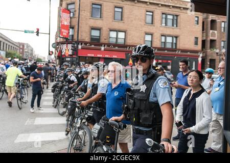 Chicago, USA. 2. Aug. 2018. Spät am Tag marschiert ein BLM-Protest gegen Waffen nach Wrigley Field. Stockfoto