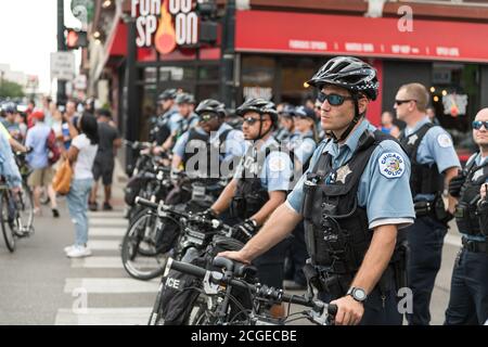 Chicago, USA. 2. Aug. 2018. Spät am Tag marschiert ein BLM-Protest gegen Waffen nach Wrigley Field. Stockfoto