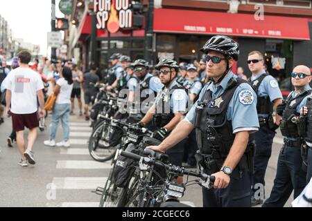 Chicago, USA. 2. Aug. 2018. Spät am Tag marschiert ein BLM-Protest gegen Waffen nach Wrigley Field. Stockfoto