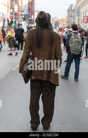 Chicago, USA. 2. Aug. 2018. Spät am Tag marschiert ein BLM-Protest gegen Waffen nach Wrigley Field. Stockfoto