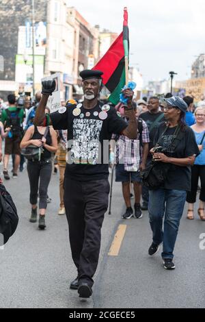 Chicago, USA. 2. Aug. 2018. Spät am Tag marschiert ein BLM-Protest gegen Waffen nach Wrigley Field. Stockfoto