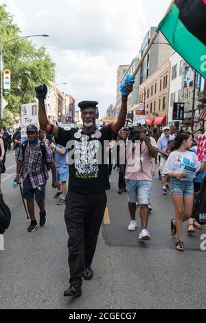 Chicago, USA. 2. Aug. 2018. Spät am Tag marschiert ein BLM-Protest gegen Waffen nach Wrigley Field. Stockfoto