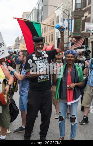 Chicago, USA. 2. Aug. 2018. Spät am Tag marschiert ein BLM-Protest gegen Waffen nach Wrigley Field. Stockfoto