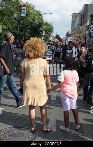 Chicago, USA. 2. Aug. 2018. Spät am Tag marschiert ein BLM-Protest gegen Waffen nach Wrigley Field. Stockfoto