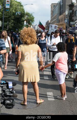 Chicago, USA. 2. Aug. 2018. Spät am Tag marschiert ein BLM-Protest gegen Waffen nach Wrigley Field. Stockfoto
