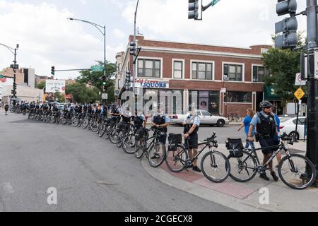 Chicago, USA. 2. Aug. 2018. Spät am Tag marschiert ein BLM-Protest gegen Waffen nach Wrigley Field. Stockfoto