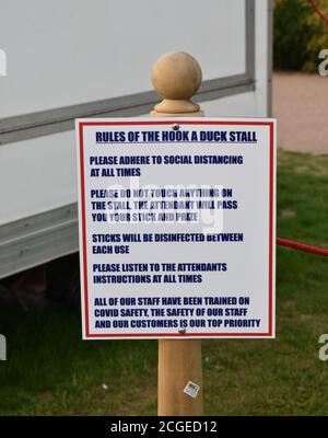 Regeln für Hook a Duck auf Willen Lake Messegelände in der Zeit von Covid-19. Stockfoto