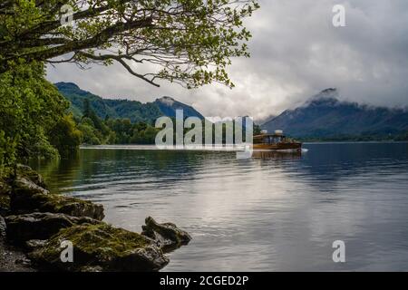 Lake District, Großbritannien. Die Annie Mellor Passagiere auf einer Kreuzfahrt rund um Derwent Wasser. Die Kreuzfahrten werden von Keswick Launch Co. Durchgeführt Stockfoto