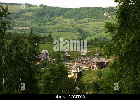 Kloster Barsana, Maramures, Rumänien. Blick auf den Klosterkomplex und die Landschaft um ihn herum.traditionelle lokale Architektur. Stockfoto