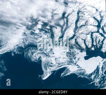 Satellitengestützte Ansicht der Eismuster vor dem Labradormeer, Grönland, nahe der Südspitze der Insel, nahe den Kitssissut-Inseln. Stockfoto