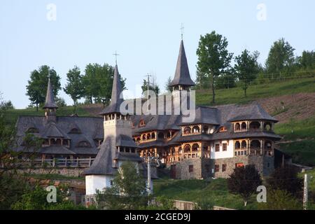 Kloster Barsana, Rumänien. Blick auf den Eingang Glockenturm und andere Gebäude in der Klosteranlage. Traditionelle lokale Architektur. Stockfoto