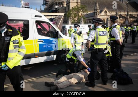 London, Großbritannien. September 2020. Die Leute auf dem Boot werden schließlich mit einem Kirschpflücker entfernt und dann verhaftet, wie sie es dank der Menge zeigen Stockfoto