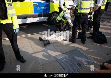 London, Großbritannien. September 2020. Die Leute auf dem Boot werden schließlich mit einem Kirschpflücker entfernt und dann verhaftet, wie sie es dank der Menge zeigen Stockfoto