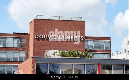 Bürogebäude der Jacobs Douwe Egberts Kaffeerösterei unter bewölktem Himmel. Utrecht, Niederlande. Stockfoto