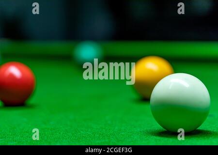 Verschiedene farbige Snooker-Bälle auf dem Snooker-Tisch verstreut. Stockfoto
