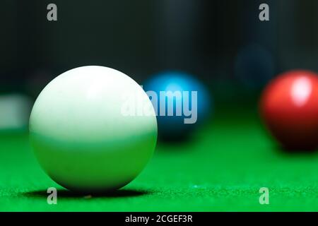 Verschiedene farbige Snooker-Bälle auf dem Snooker-Tisch verstreut. Stockfoto