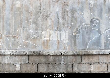 Alte Riss-Betonwand. Schmutzige Zement Ziegelwand Textur und Hintergrund. Stockfoto