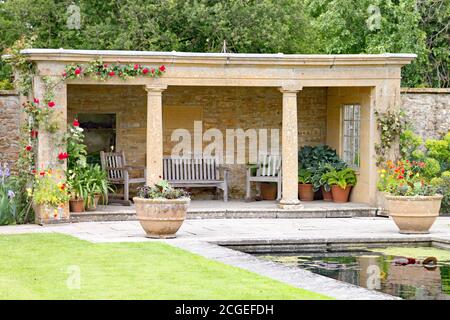 Überdachter Sitzbereich an einem Zierteich in englischer Sprache Landgarten Stockfoto