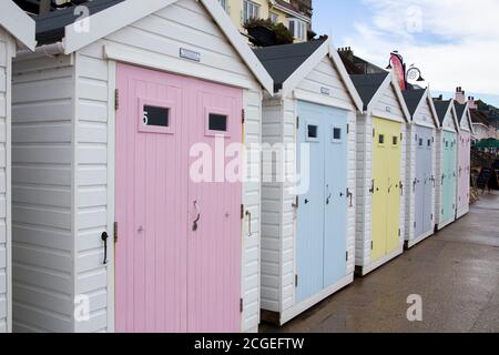 Strandhütten bei Lyme Regis, Dorset. Stockfoto