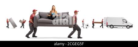 Movers mit einem Van trägt eine Couch mit einem jungen Frau in Sportswear meditiert isoliert auf weißem Hintergrund Stockfoto