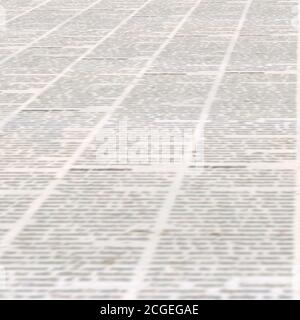 Zeitung mit altem unlesbaren Text. Vintage verschwommen Papier Nachrichten Textur quadratischen Hintergrund. Strukturierte Seite. Grau-beige Collage. Vorderansicht von oben. Stockfoto
