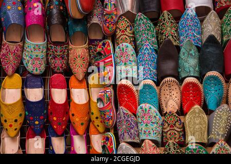 Bunte, handgemachte, marokkanische Lederschuhe zum Verkauf in Marrakesch, Marokko Stockfoto