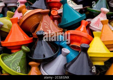 Bunte Miniatur-Tagines zum Verkauf in Marrakesch, Marokko Stockfoto