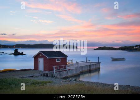 Ein Boot, das in der Abenddämmerung in Twillingate, Neufundland und Labrador, Kanada, an ein Dock gebunden ist Stockfoto