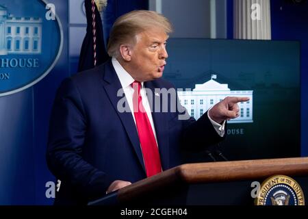 US-Präsident Donald J. Trump hält eine Pressekonferenz im James Brady Press Briefing Room des Weißen Hauses in Washington, ​DC, USA, am 10. September 2020. Trump stellte Fragen zu seinen Kommentaren an den Journalisten Bob Woodward, Autor des kommenden Buches ‘Rage', das die Bedrohung durch das Coronavirus herunterspielte.Quelle: Michael Reynolds/Pool via CNP Stockfoto