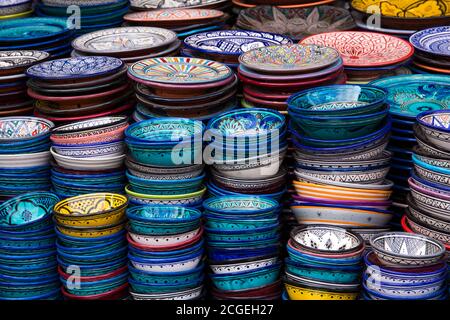 Bunte Keramikplatten zum Verkauf in Marrakesch, Marokko Stockfoto