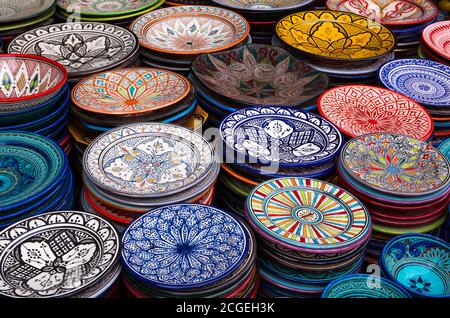 Bunte Keramikplatten zum Verkauf in Marrakesch, Marokko Stockfoto