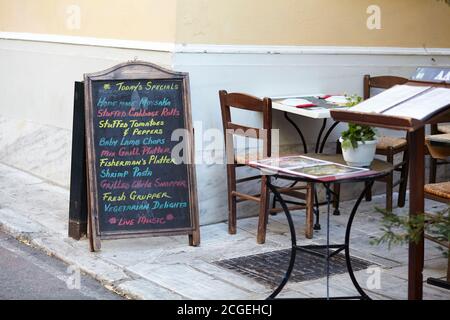 Taverna-Menü, Stühle und Tisch im Plaka Athens Greece Stockfoto