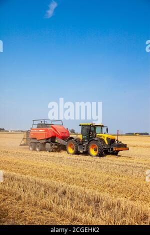 Traktor Und Ballenpresse Stockfoto