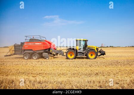 Traktor Und Ballenpresse Stockfoto