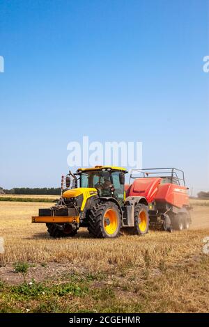 Traktor Und Ballenpresse Stockfoto