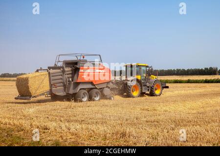 Traktor Und Ballenpresse Stockfoto