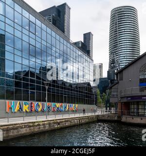 London Docklands Regeneration am Millwall Inner Dock auf der Isle of Dogs, südlich von Canary Wharf. Harbour Island und kurviger Wolkenkratzer Arena Tower. Stockfoto