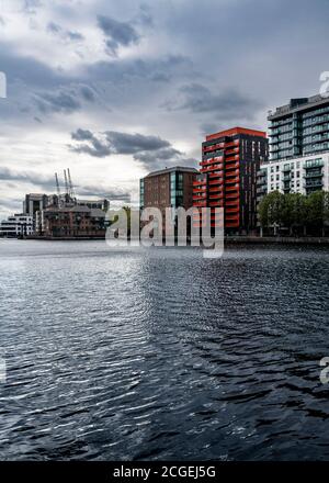 London Docklands Regeneration am Millwall Inner Dock auf der Isle of Dogs, südlich von Canary Wharf. Harbour Island und kurviger Wolkenkratzer Arena Tower. Stockfoto