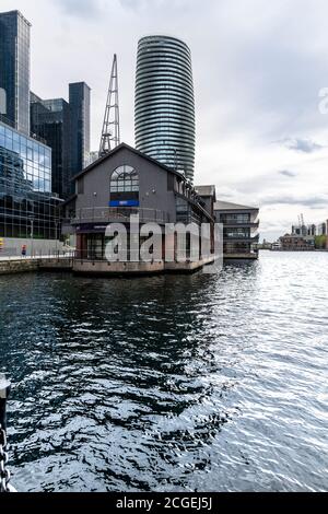 London Docklands Regeneration am Millwall Inner Dock auf der Isle of Dogs, südlich von Canary Wharf. Harbour Island und kurviger Wolkenkratzer Arena Tower. Stockfoto